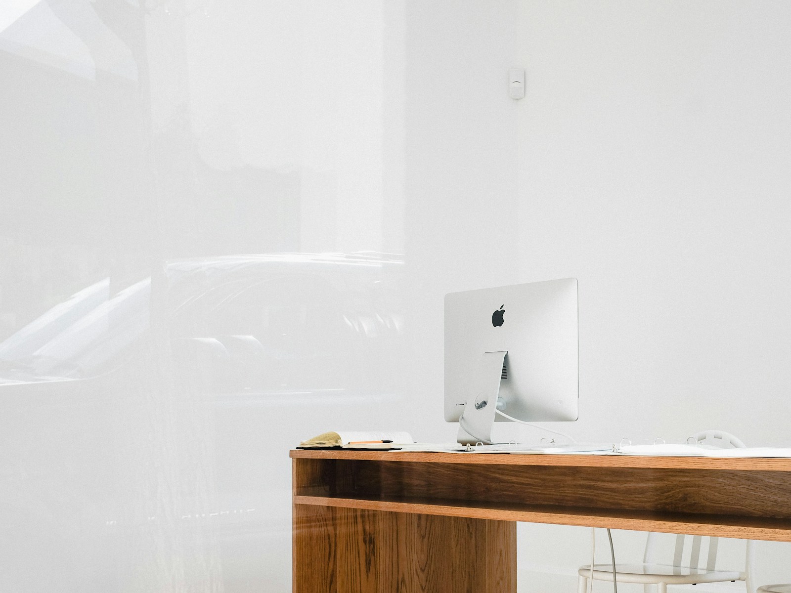 WordPress editor displayed on a monitor with a minimalist office image (Apple computer on a wooden desk), used for SAP AVC content and web optimization.