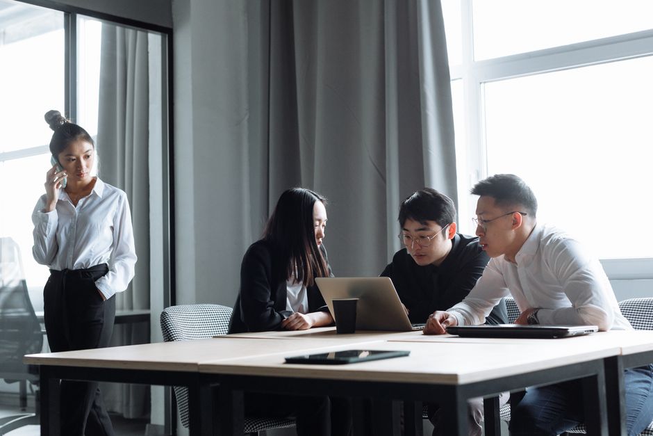 Stakeholders aligning on integration planning and decision-making during SAP CPQ discovery